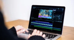 Os cortes com IA deixaram de ser tendência e se tornaram um dos pilares mais acessíveis, eficientes e escaláveis do marketing de conteúdo. | Foto: Freepik.