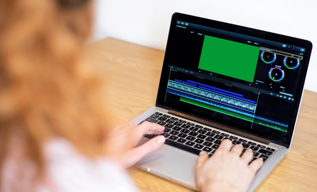 Aprenda como criar cortes com IA que geram milhões de views, usando inteligência artificial para vídeos e estratégias que realmente funcionam.